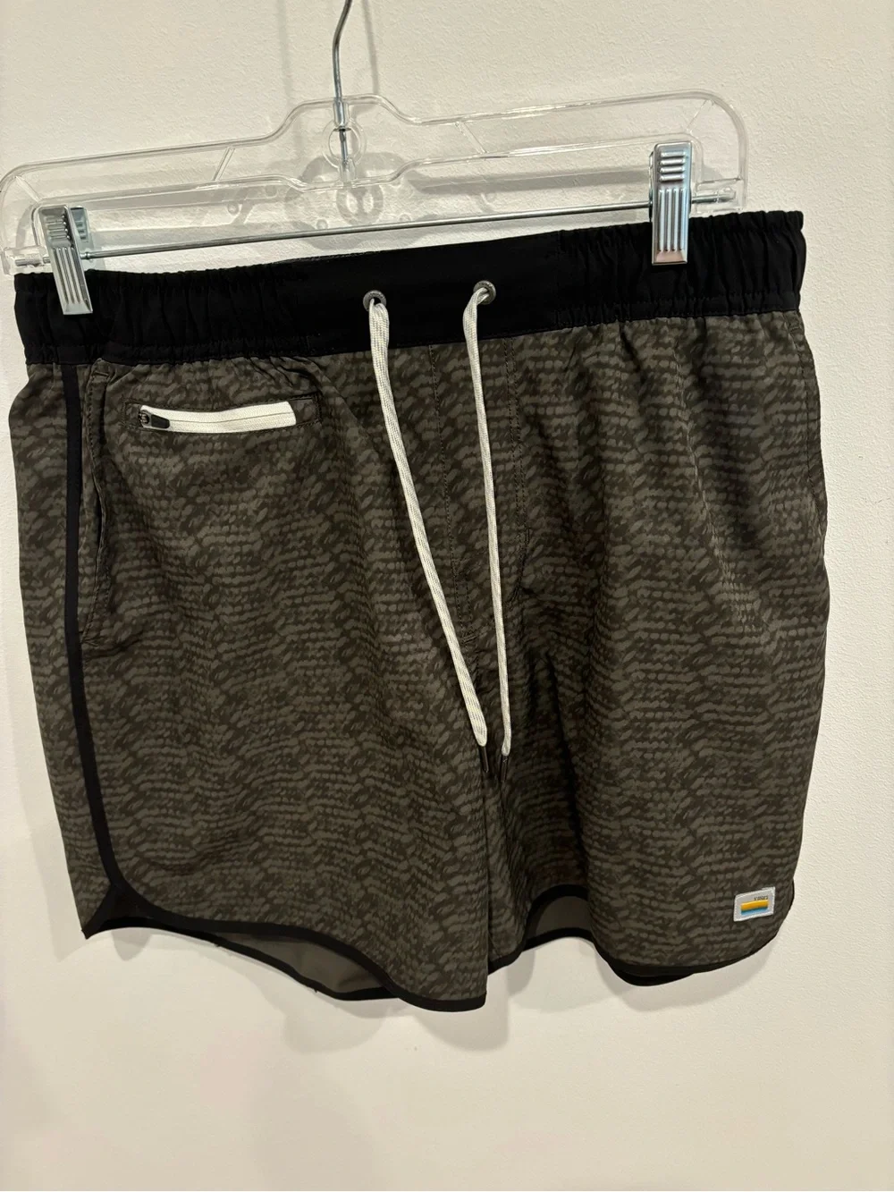Vuori Mens Banks 5” Shorts Black Olive Scribble Print Pockets Drawstring Waist M